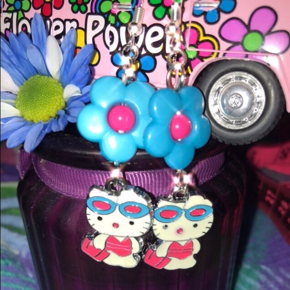 🩵3/$20🩵 THE BEACH DAY HELLO KITTY EARRINGS - Picture 1 of 4